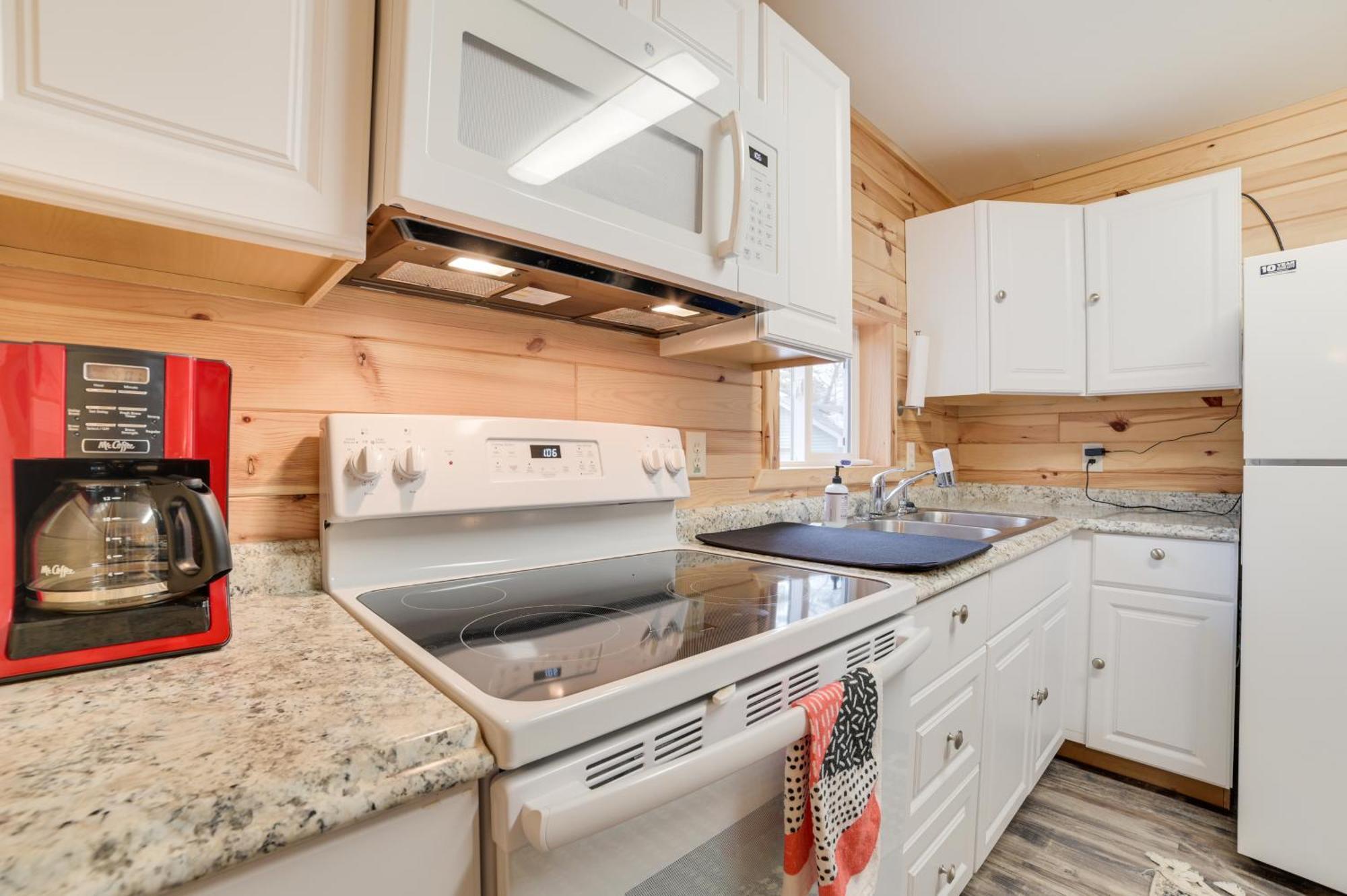 Scenic Evans Hideaway Steps To Lake Huron! Oscoda Exterior photo